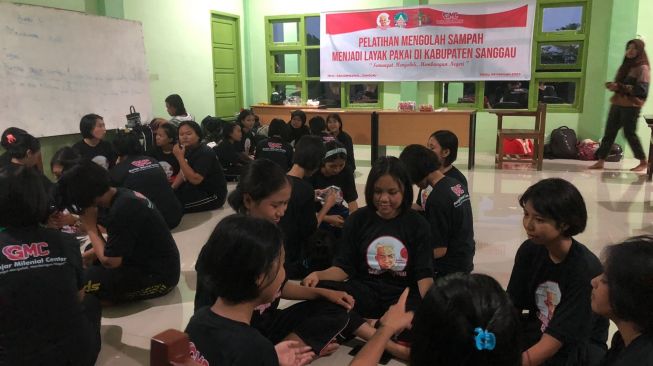 GMC Kalbar Gelar Pelatihan Mengolah Sampah Bersama Anak Muda di Sanggau