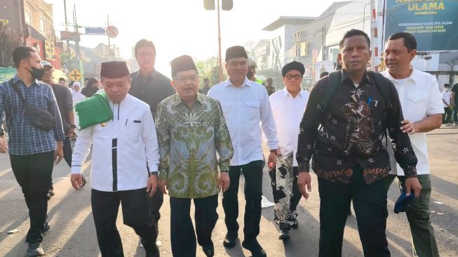 Ikut Kejebak Macet, JK Pilih Jalan Kaki untuk Hadiri Resepsi Satu Abad NU