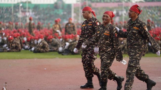 Banser hadir du puncak peringatan seabad Nahdlatul Ulama (NU) di depan Stadion Gelora Delta Sidoarjo, Jawa Timur, Selasa (7/2/2023). [ Foto dok. PBNU]