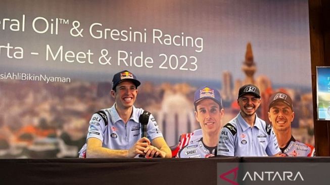 (Ki-ka) Dua pebalap dari Gresini Racing, yakni Alex Marquez dan Fabio Di Giananntonio dalam jumpa penggemar dan media di Jakarta, Selasa (7/2/2023). (ANTARA/Arnidhya Nur Zhafira)