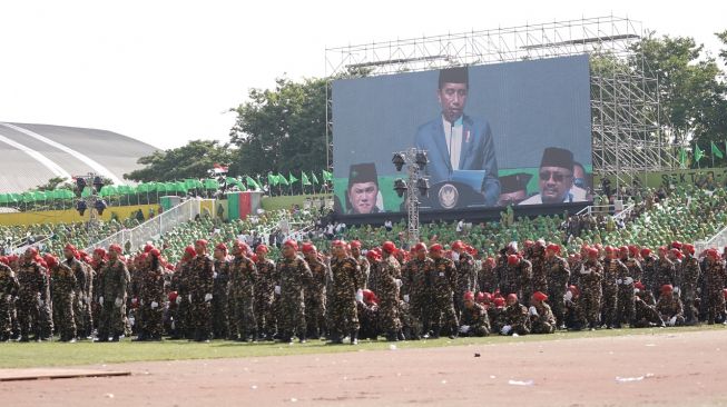 Presiden Joko Widodo atau Jokowi bersama Wakil Presiden Ma'ruf Amin menghadiri puncak peringatan seabad Nahdlatul Ulama (NU) di Stadion Gelora Delta Sidoarjo, Jawa Timur, Selasa (7/2/2023). [ Foto dok. PBNU]