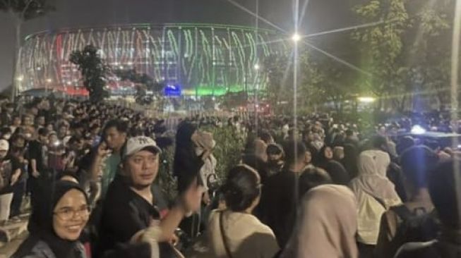 Suasana akses keluar dan menuju Jakarta International Stadium (JIS) saat Konser Dewa 19 pada Sabtu (4/2/2023). [Istimewa]
