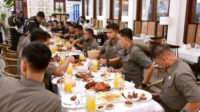 Iriana Jokowi Ajak Makan Malam Bareng Para Pengawal Iring-iringan Usai Diguyur Hujan Deras