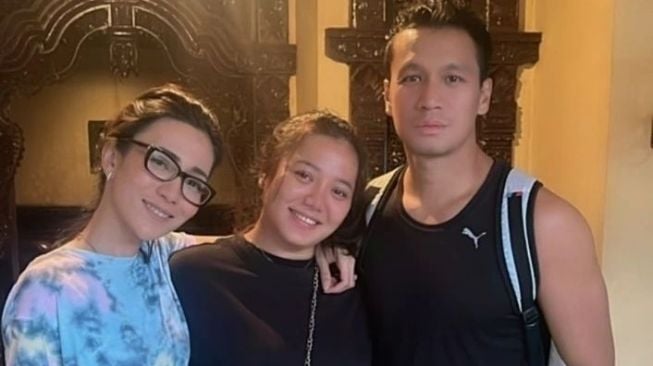 Mawar Butterfly (tengah) bersama Monique Henry (kiri) dan Samuel Rizal di sela-sela syuting film Asrama Putri. [Instagram]