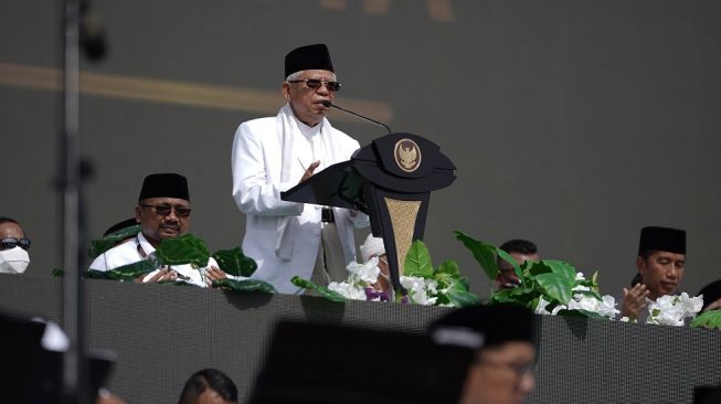 Wakil Presiden Ma'ruf Amin menghadiri puncak peringatan seabad Nahdlatul Ulama (NU) di Stadion Gelora Delta Sidoarjo, Jawa Timur, Selasa (7/2/2023). [ Foto dok. PBNU]