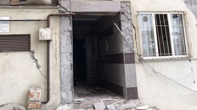 Apartemen di Kota Kahramanmara usai gempa yang terjadi di Turki pada Senin (6/2/2023). [Ist/Hammam Ishthifaulloh]