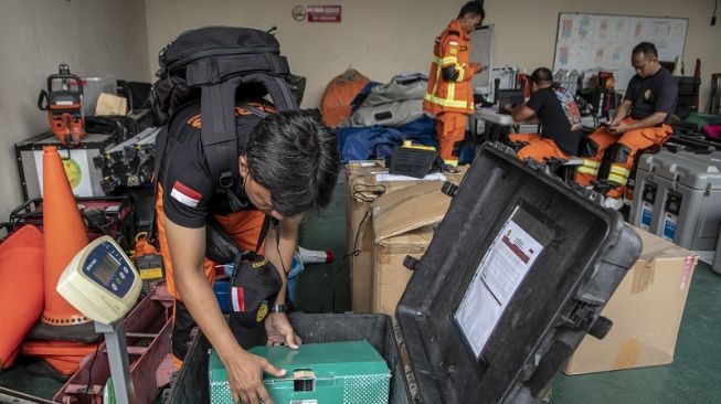 Anggota Basarnas menyiapkan peralatan dan perlengkapan dalam rangka persiapan pengiriman bantuan tim pencarian dan penyelamatan (SAR) ke Turki di lapangan BSG Basarnas, Jakarta, Rabu (8/2/2023). [ANTARA FOTO/Muhammad Adimaja].