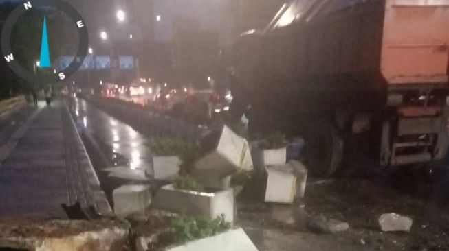 Ditabrak Truk Sampah DLH DKI, Beton Pembatas Jalur Sepeda di Jalan Sudirman Berantakan