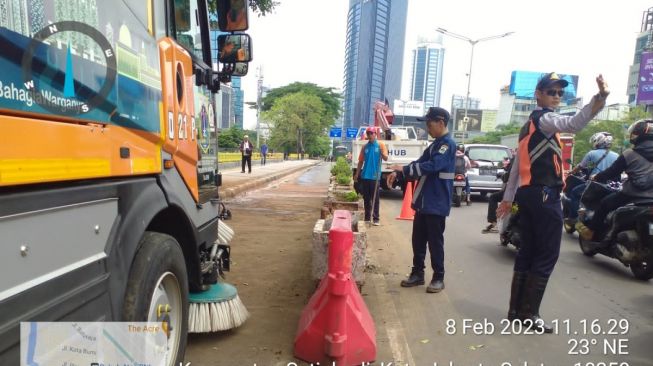 Truk sampah DLH DKI Jakarta menabrak beton pembatas jalur sepeda di Jalan Sudirman, tepatnya dekat Stasiun BNI City, Jakarta Pusat, Rabu (8/2/2023). [Dok. Dishub DKI]