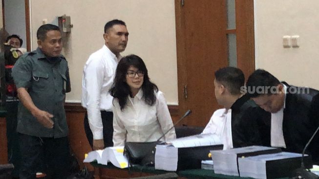 Terdakwa Linda saat menjalani sidang kasus sabu Irjen Teddy Minahasa di PN Jakbar. (Suara.com/Faqih)