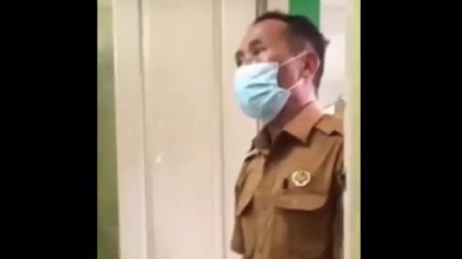 Tangkapan layar seorang staf guru cekcok dengan siswa SMK Pustek Serpong, Tangsel. [Instagram]