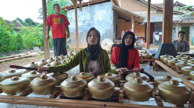 Gubernur Ganjar Salurkan Gamelan kepada 230 Desa di Jateng