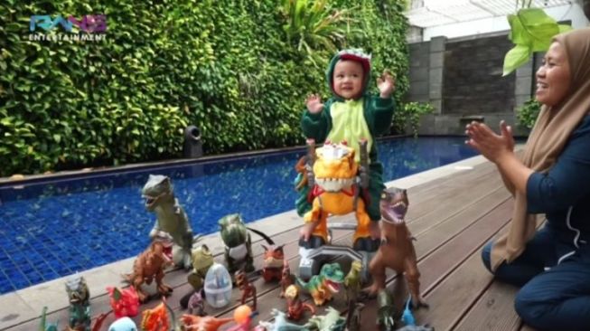 Pemotretan Cipung Tema Dinosaurus (YouTube/RANS Entertainment)