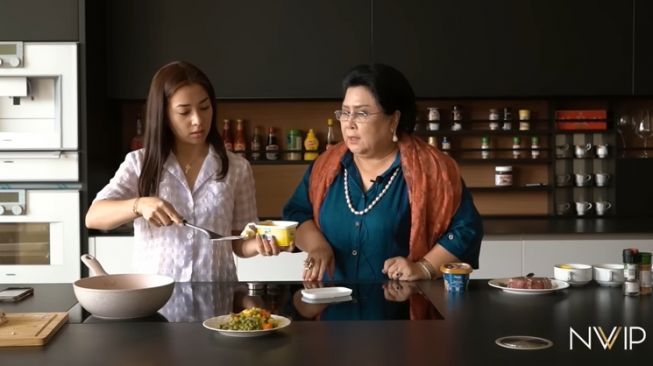 Momen Nikita Willy masak bareng mertua (YouTube/Nikita Willy Official)