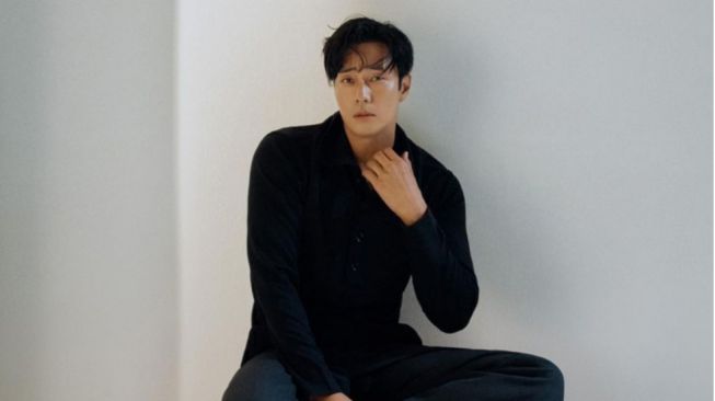 So Ji Sub Dapat Tawaran Peran dalam Drama Adaptasi Webtoon 'Plaza Wars'