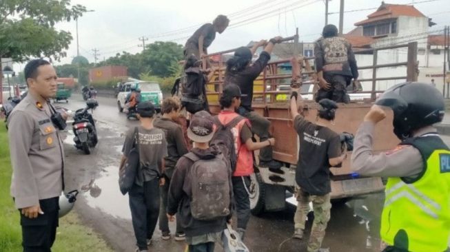 Nekat Datang ke Semarang Meski Pertandingan Ditunda, Bonek Dihadang Polisi, Dipulangkan Paksa