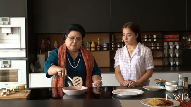 Momen Nikita Willy masak bareng mertua (YouTube/Nikita Willy Official)