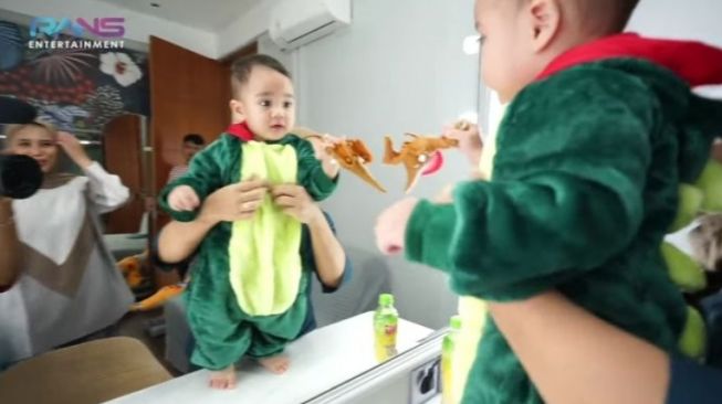 Pemotretan Cipung Tema Dinosaurus (YouTube/RANS Entertainment)