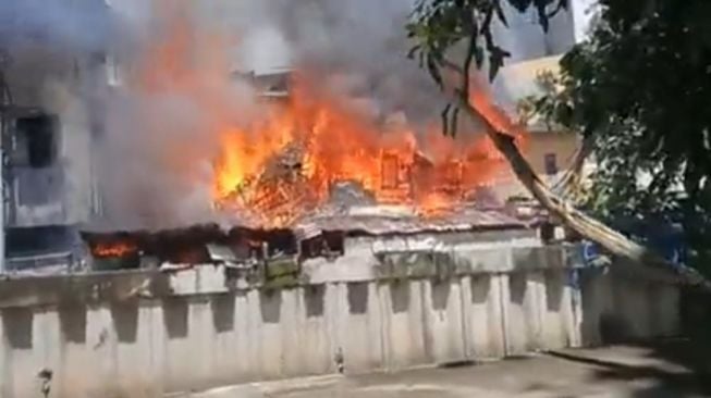 Pemukiman Padat di Kawasan Gambir Kebakaran, 9 Unit Mobil Damkar Diterjunkan