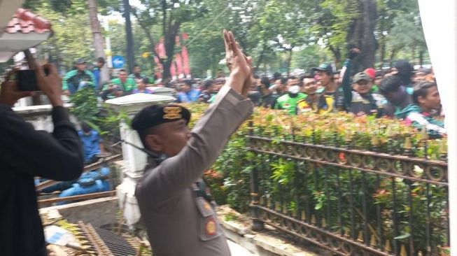 Massa driver ojek online menjebol pagar kantor Balai Kota DKI Jakarta saat menggelar unjuk rasa. (Suara.com/Fakhri)