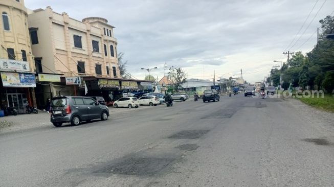 Jalan Rusak di Deli Serdang Diperbaiki Jelang Kedatangan Jokowi