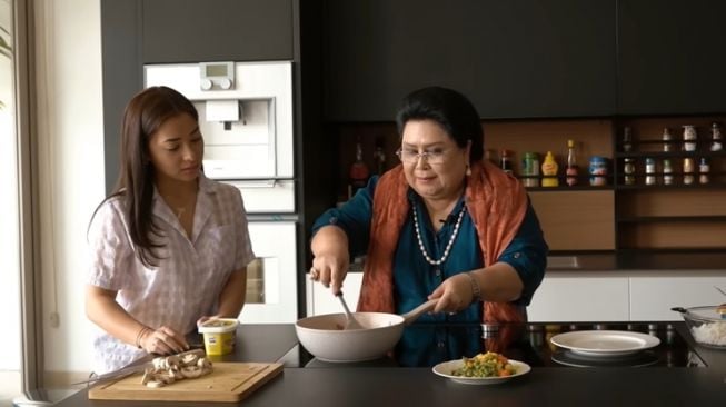 Momen Nikita Willy masak bareng mertua (YouTube/Nikita Willy Official)