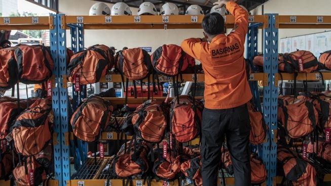 Anggota Basarnas menyiapkan peralatan dan perlengkapan dalam rangka persiapan pengiriman bantuan tim pencarian dan penyelamatan (SAR) ke Turki di lapangan BSG Basarnas, Jakarta, Rabu (8/2/2023). [ANTARA FOTO/Muhammad Adimaja]