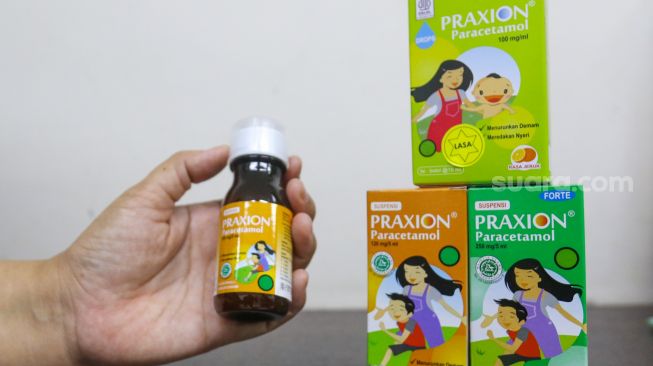 Petugas merapikan obat sirup di sebuah Apotek di Jakarta, Rabu (8/2/2023). [Suara.com/Alfian Winanto]