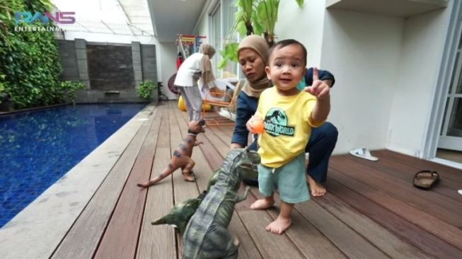 Pemotretan Cipung Tema Dinosaurus (YouTube/RANS Entertainment)