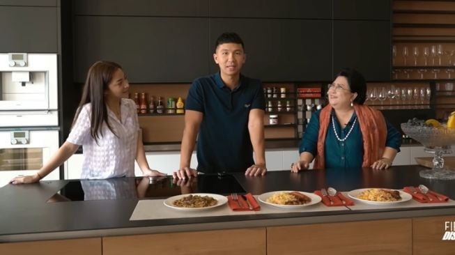 Momen Nikita Willy masak bareng mertua (YouTube/Nikita Willy Official)