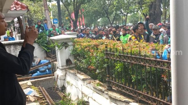 Demo Tolak ERP Memanas, Massa Ojol Jebol Pagar Balai Kota Jakarta