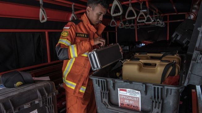 Anggota Basarnas menyiapkan peralatan dan perlengkapan dalam rangka persiapan pengiriman bantuan tim pencarian dan penyelamatan (SAR) ke Turki di lapangan BSG Basarnas, Jakarta, Rabu (8/2/2023). [ANTARA FOTO/Muhammad Adimaja].