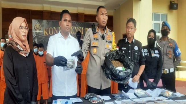 Satnarkoba Polresta Solo Ungkap Kasus Peredaran Ganja, Barang Bukti Nyaris 1 Kilogram!