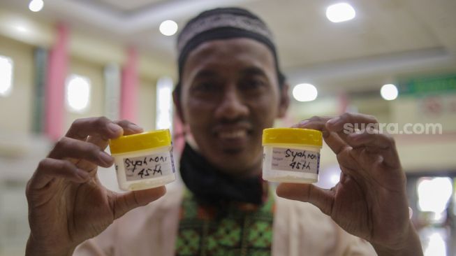 Tenaga kesehatan sampel thorax warga saat skrining tuberkulosis di Gelanggang Olahraga Otista, Jakarta, Kamis (9/2/2023). [Suara.com/Alfian Winanto]