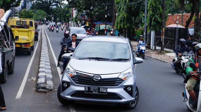 Sejumlah pengendara melintasi U-Turn (Putaran Balik) di Pasar Minggu, Jakarta Selatan, Kamis (9/2/2023). [Suara.com/Alfian Winanto]