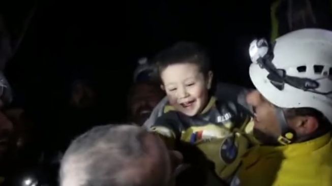 Momen Haru Korban Gempa Suriah Tertawa Saat Diselamatkan dari Reruntuhan, Tim SAR Takbir