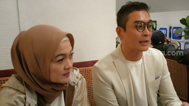 Irgi Fahrezi bersama istri, Fenny Arieshanty. [Rena Pangesti/Suara.com]