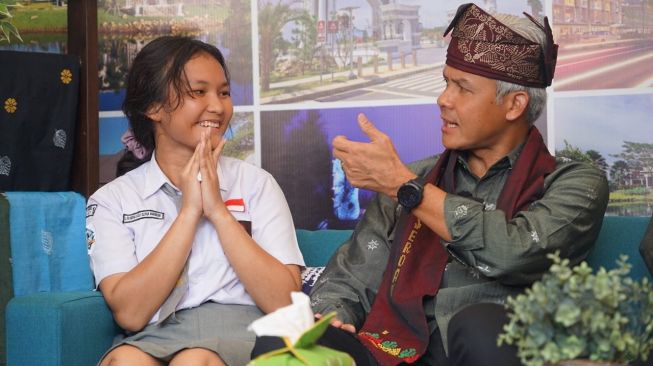 Siswi di Medan Senang Bisa Foto Bareng Gubernur Ganjar di Momen HPN 2023