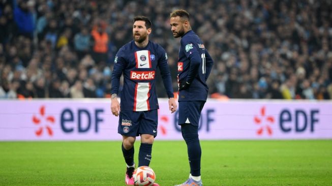 Dua penyerang Paris Saint-Germain (PSG), Lionel Messi (kiri) dan Neymar berdiskusi soal tendangan bebas di laga 16 besar Coupe de France (Piala Liga Prancis) melawan Marseille di Stade Velodrome, Kamis (9/2) .  /2023) dini hari WIB. [AFP]