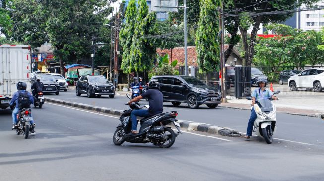 Sejumlah pengendara melintasi U-Turn (Putaran Balik) di Pasar Minggu, Jakarta Selatan, Kamis (9/2/2023). [Suara.com/Alfian Winanto]