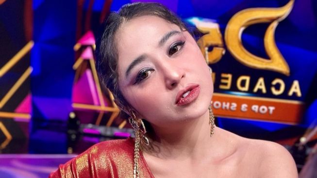 Duetnya dengan Ahmad Dhani Dicibir Tak Viral, Dewi Perssik Salahkan Media Sosial