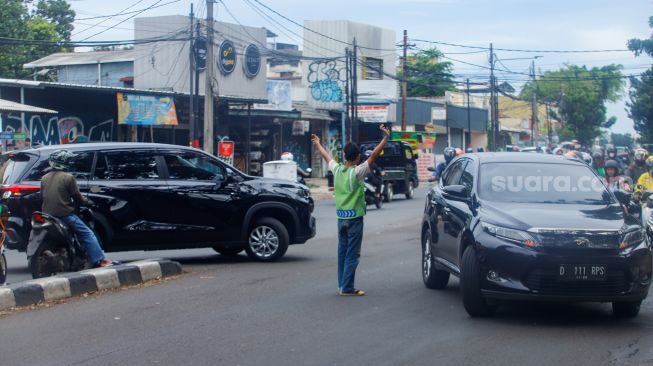 Sejumlah pengendara melintasi U-Turn (Putaran Balik) di Pasar Minggu, Jakarta Selatan, Kamis (9/2/2023). [Suara.com/Alfian Winanto]