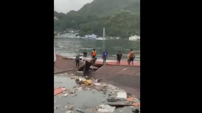 Sebuah kafetaria roboh dan tenggelam akibat gempa M 5,4 di Jayapura, Kamis (9/2/2023). (Tangkap Layar) 