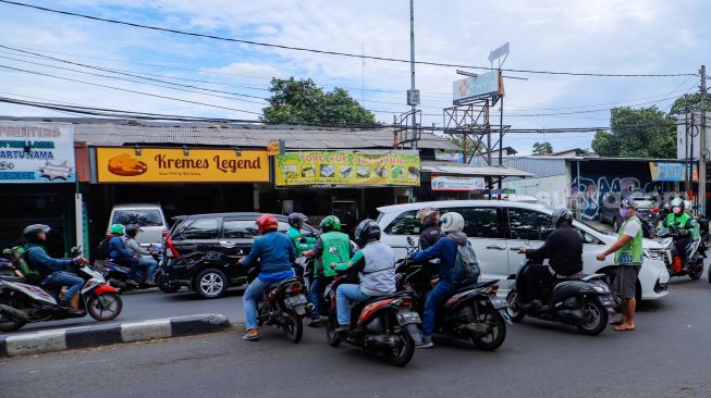 Sejumlah pengendara melintasi U-Turn (Putaran Balik) di Pasar Minggu, Jakarta Selatan, Kamis (9/2/2023). [Suara.com/Alfian Winanto]