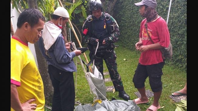 Nyasar ke Halaman Warga, Penerjun Payung yang Mendarat Darurat di Jagakarsa Ternyata Anggota Denjaka