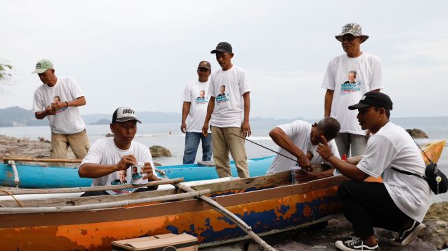 Dibantu Renovasi Perahu, Nelayan di Lampung Selatan Jadi Tambah Semangat Melaut