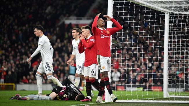 Penyerang Manchester United Marcus Rashford bereaksi setelah kehilangan kesempatan mencetak gol selama pertandingan tunda pekan ke-8 Liga Inggris antara Manchester United vs Leeds United di Old Trafford, Manchester, barat laut Inggris, pada 8 Februari 2023.Oli SCARFF/AFP