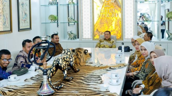 Santai Dituding Punya Opsetan Kulit Harimau di Meja Makan, Bamsoet: Itu Tiruan