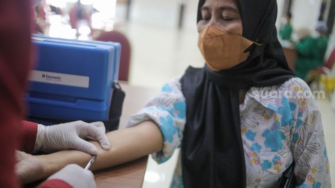 Los trabajadores de la salud examinan a los residentes para detectar tuberculosis en el Otista Sports Arena, Yakarta, el jueves (2/9/2023). [Suara.com/Alfian Winanto]