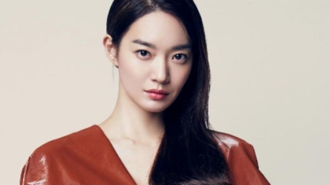 Turut Berdonasi Gempa Turki-Suriah, Ini 4 Potret Aktris Korea Shin Min Ah